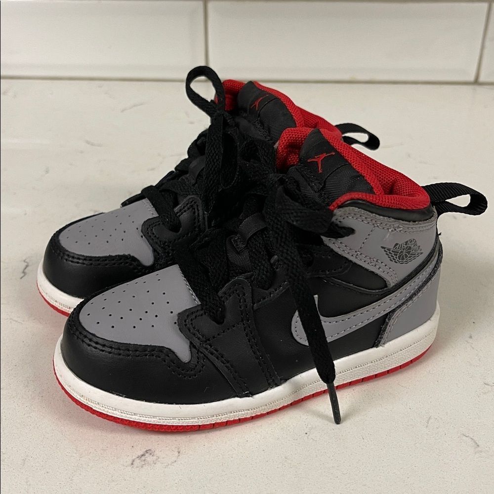 JORDAN 1 MID (TD) - BLACK/CEMENT GREY/FIRE RED Size 7 C DQ8425-006 Bred Shadow